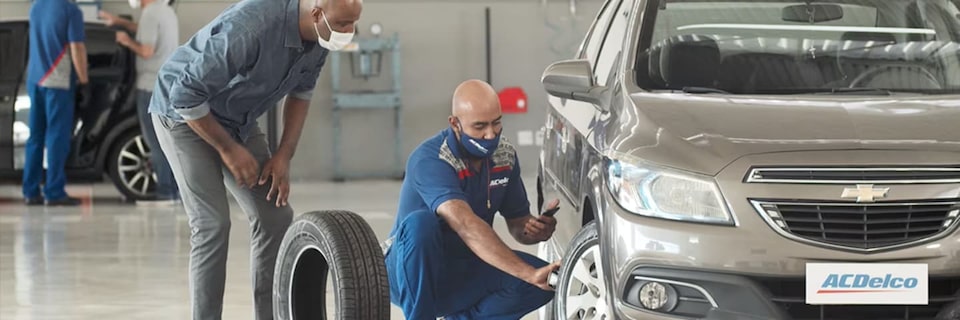 Atención al cliente mostrando neumáticos de un auto