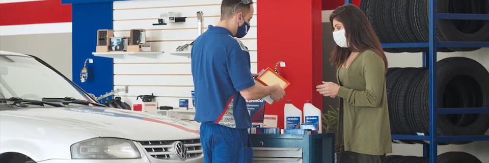 Atención al cliente resolviendo dudas en Distribuidor ACDelco