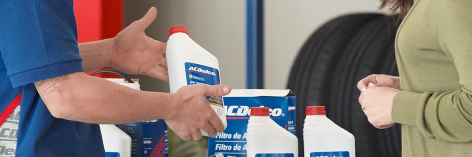 Atención al cliente mostrando productos en Distribuidor ACDelco