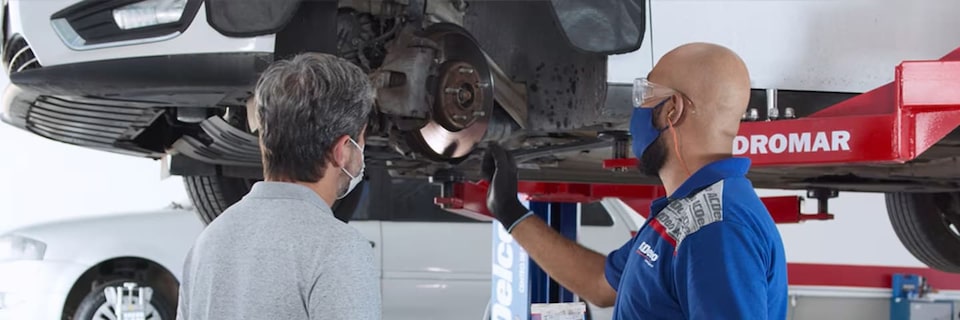 Atención al cliente mostrando servicios realizados en auto