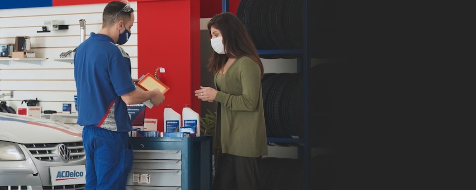 Distribuidores y mayoristas ACDelco con atención al cliente resolviendo dudas
